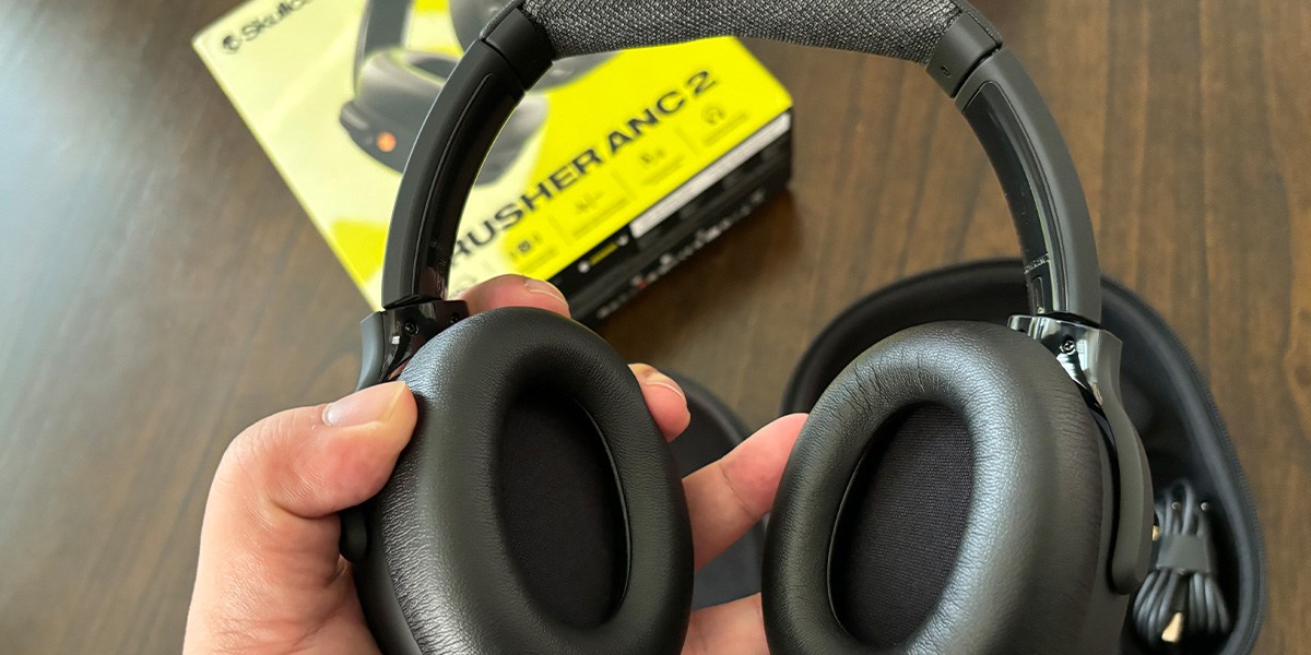 Set of wireless over-the-ear headphones