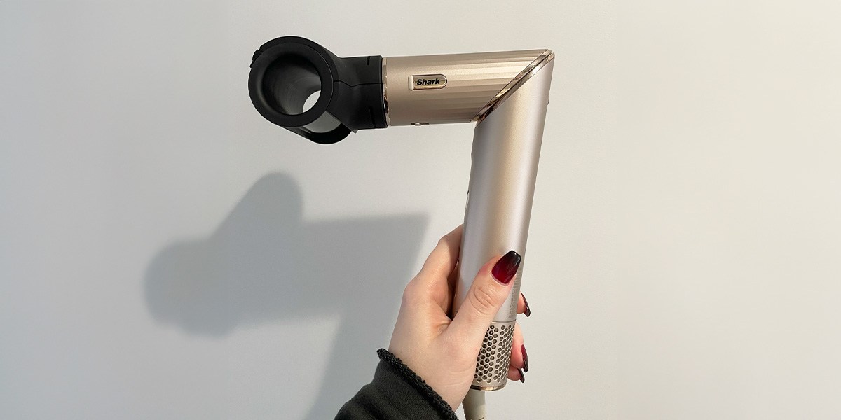 Hand holding Shark HD430 FlexStyle Air Styling &amp; Drying System