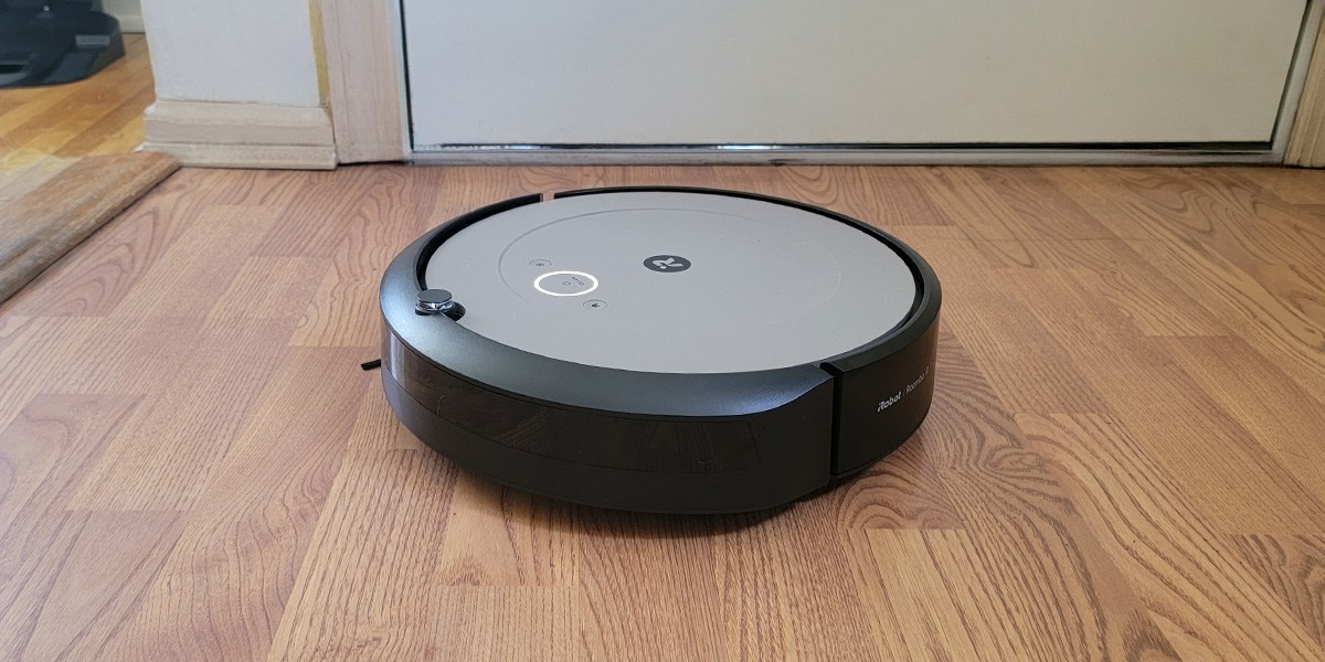  iRobot Roomba i1+ on hard flooring