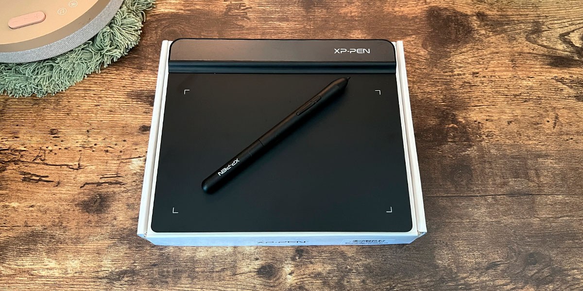XP-Pen StarG640 on wooden background